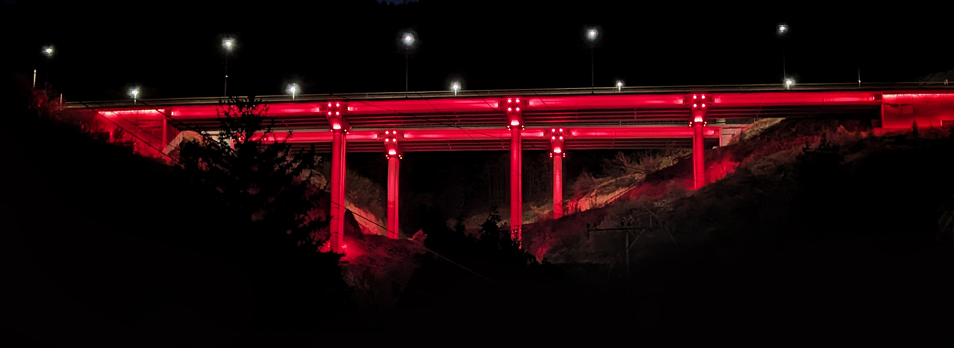 „ПУТЕВИ СРБИЈЕ“ ОСВЕТЛИЛО МОСТОВЕ ПОВОДОМ СВЕТСКОГ ДАНА МИЈЕЛОМА  